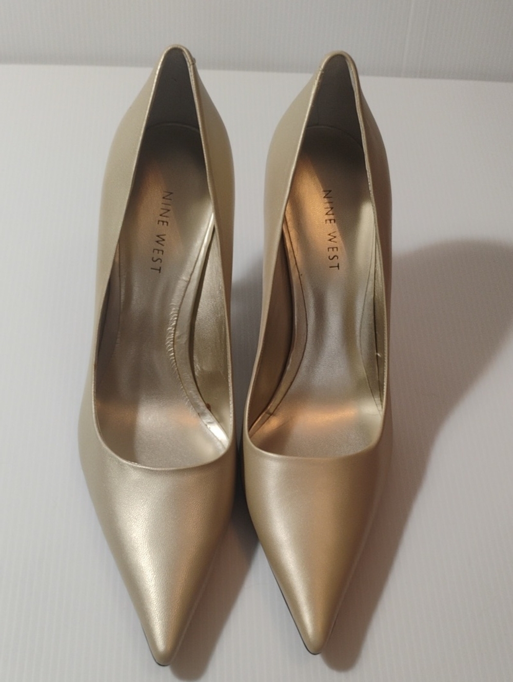 Nine West Gold Matte Leather Pumps New In Box Size 7.5 - Picture 3 of 7